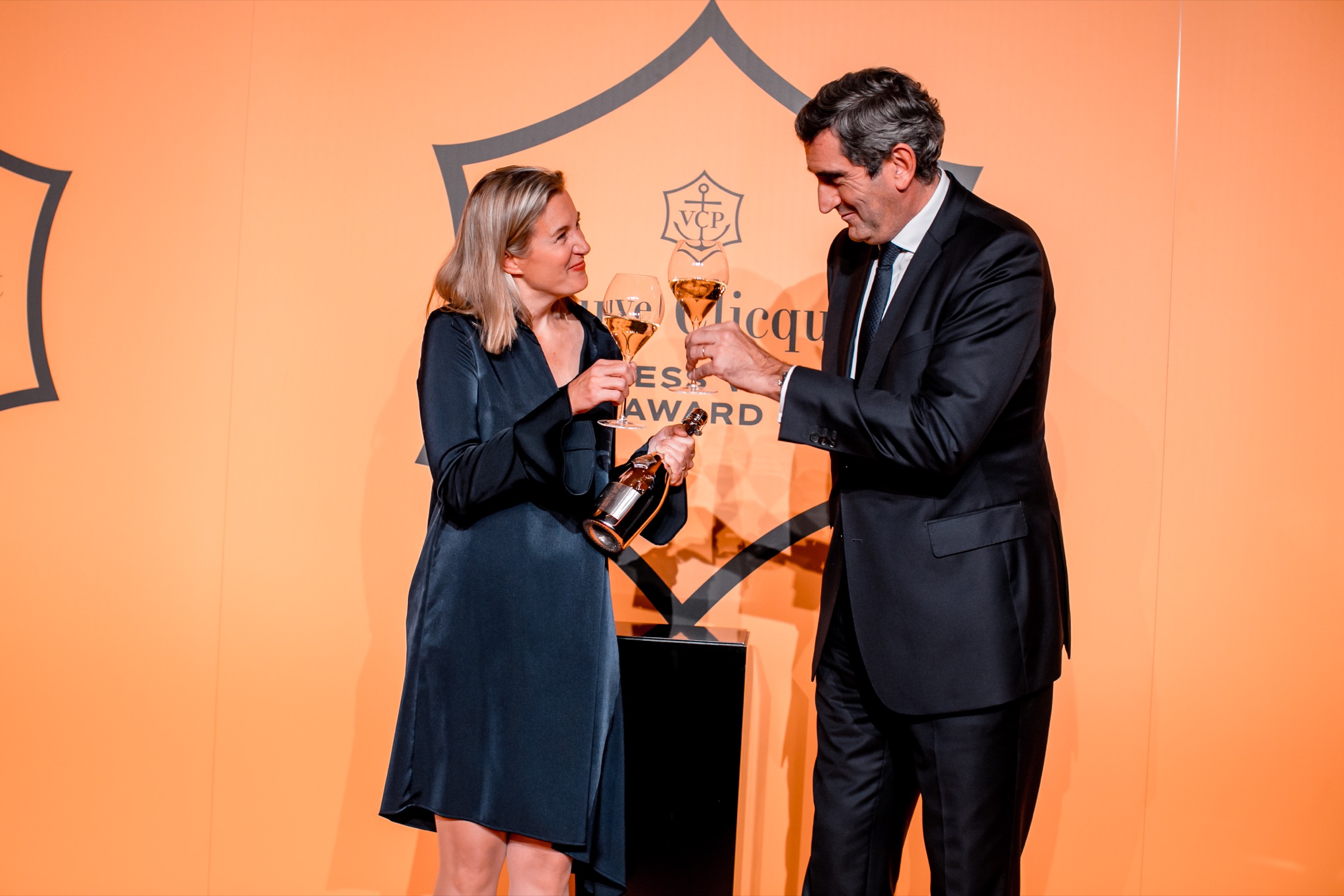 The winner Barbara Lax with Jean-Marc Gallot (President Veuve
