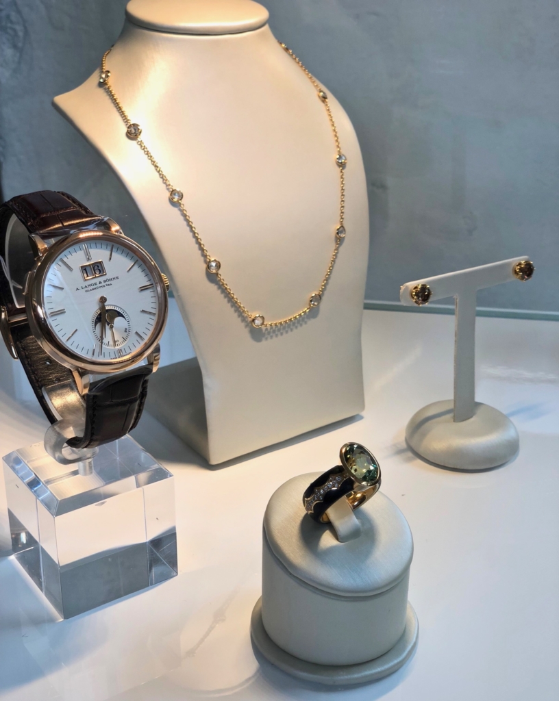 Beyer Watches & Jewellery displays some beautiful an exquisite pieces during the art presentation of Storytelling Art by Marc Fererro