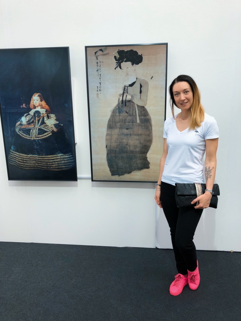 Kunst 18 Zürich, the SIMYO gallery from Seoul. Works by Lee Nam Lee. Style details: T-shirt - NOT BASIC, Jeans - MASSIMO DUTTI, Sneakers - BURBERRY, Clutch bag - NETWORK