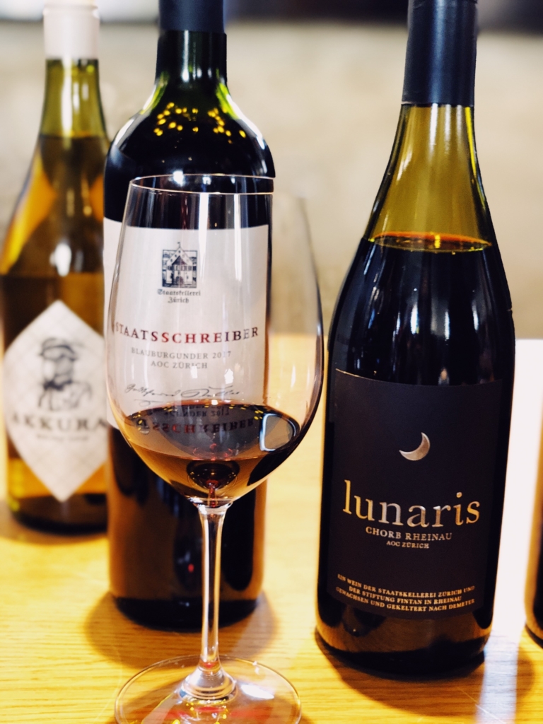 a bottle of red wine, Staatskellerei Zurich Lunaris