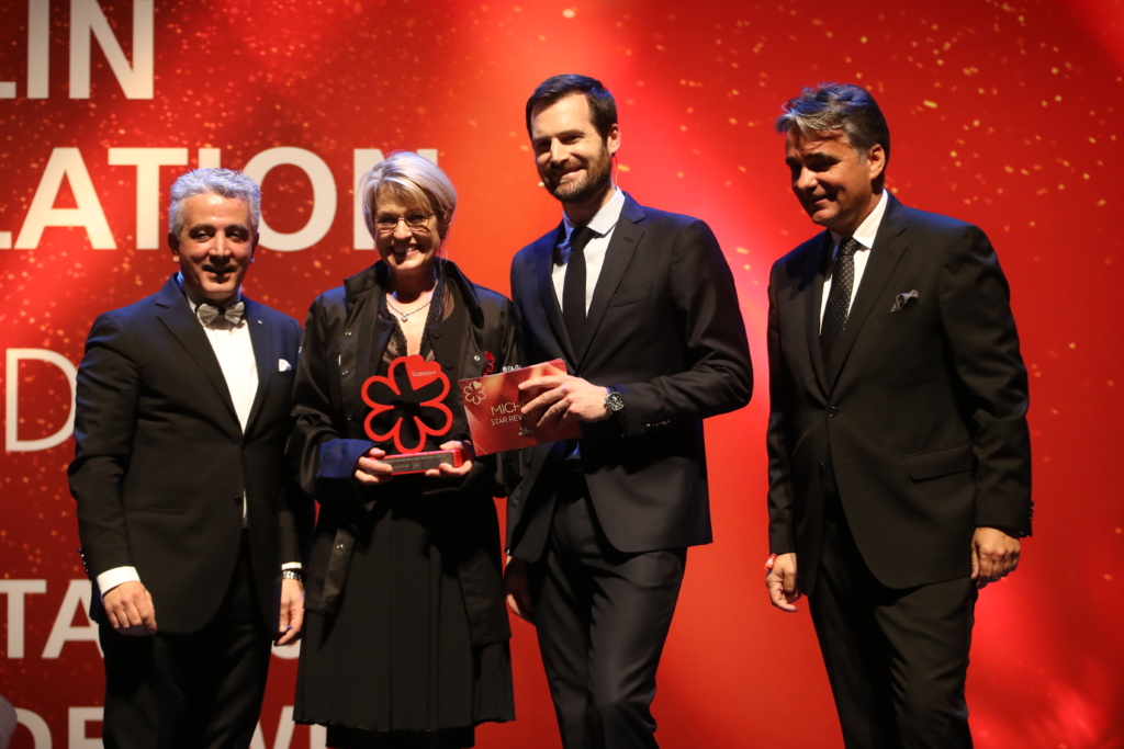 Ruth Wiget-Keiser receives the MICHELIN Service Award 2020 sponsored by Pernod Ricard Swiss.