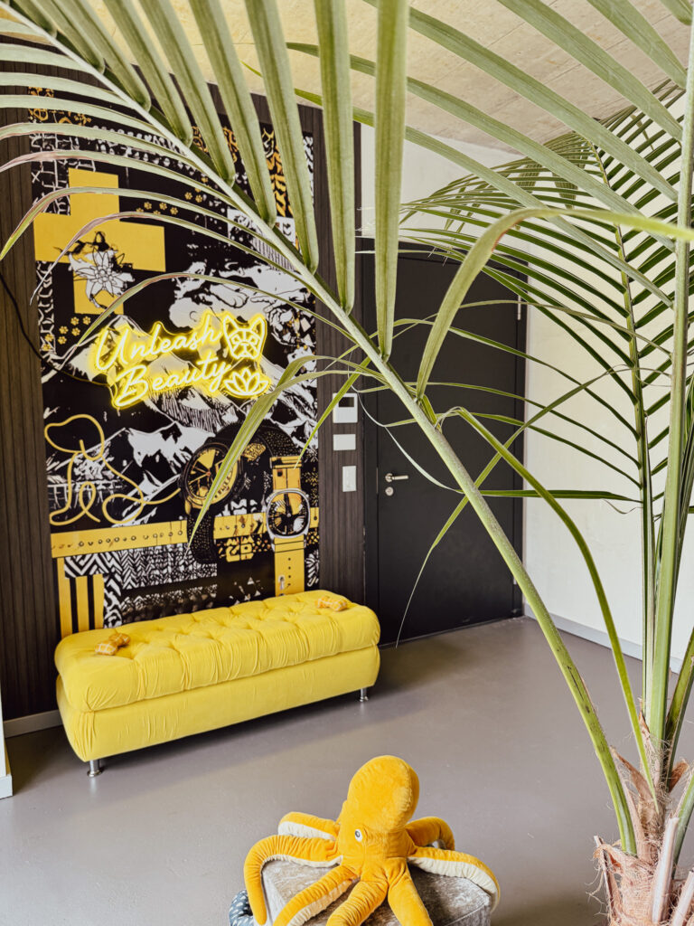 Beautiful lounge at Bark & Beauty Grooming Wellness Studio in Zurich, Adliswil, Switzerland — designed for relaxation and shared moments between pets and their owners.