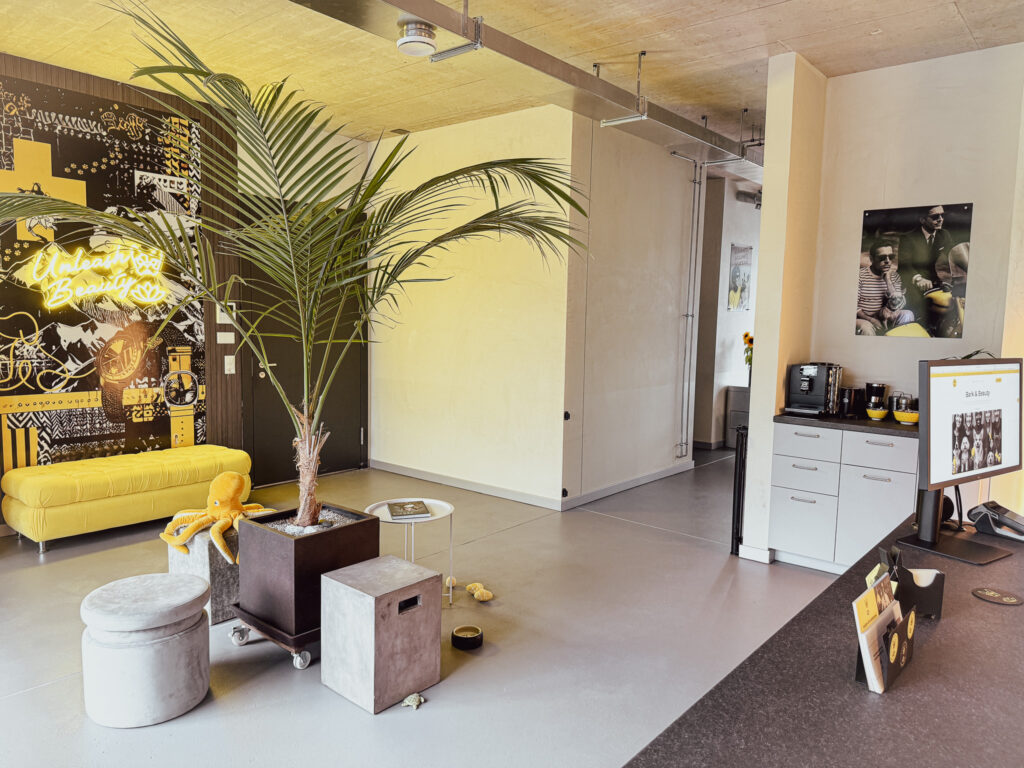 Elegant reception area of Bark & Beauty Grooming Wellness Studio in Zurich, Adliswil, Switzerland, featuring warm lighting, natural materials, and a calm, pet-friendly atmosphere.